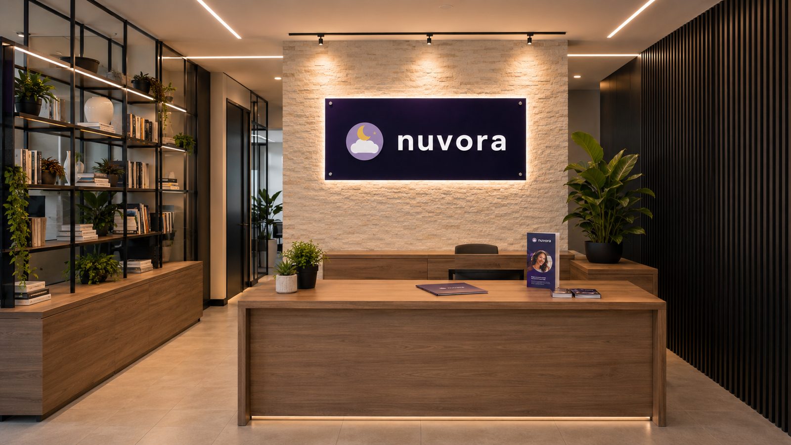 Recepção do escritório da Nuvora com o letreiro da marca